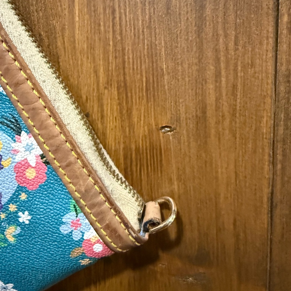 Disney Dooney & Bourke Epcot International Flower & Garden Festival wristlet - Picture 11 of 13